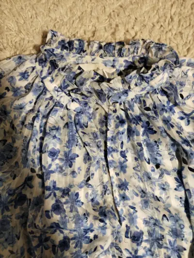 Blusa floral azul y blanca de manga larga - miniatura 2
