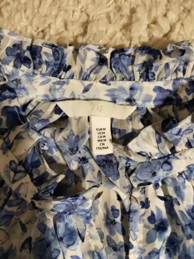 Blusa floral azul y blanca de manga larga - miniatura 3