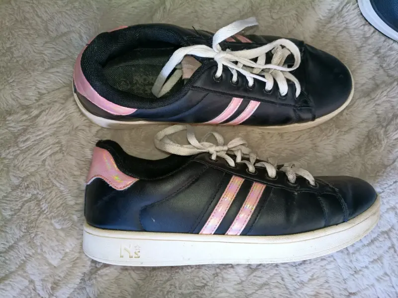 Zapatillas negras con detalles rosados para mujer - 1