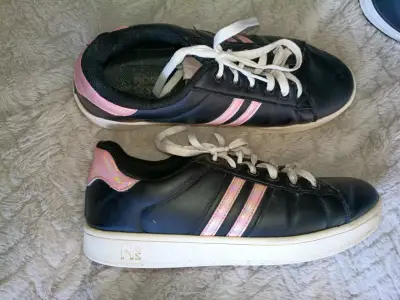 Zapatillas negras con detalles rosados para mujer - miniatura 1