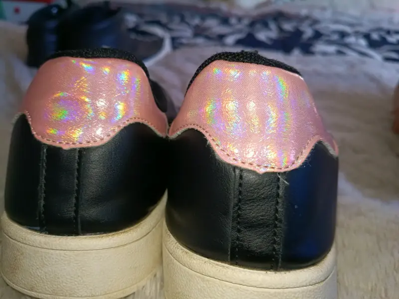 Zapatillas negras con detalles rosados para mujer - 2