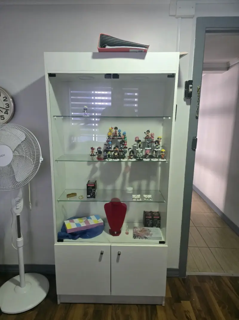 Vitrina de exhibición blanca con luz
