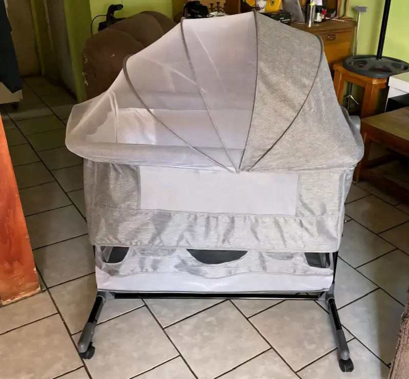 Cuna colecho gris con mosquitero y mudador - 1