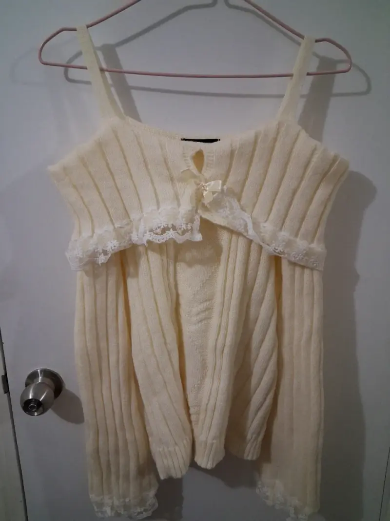 Vestido de punto crema con encaje