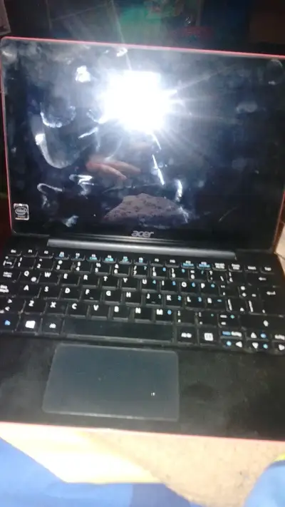 Tablet Acer convertible con teclado desmontable - miniatura 2