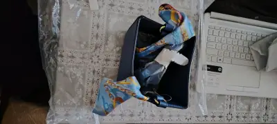 Bolso crossbody azul Estée Lauder con pañuelo - miniatura 2