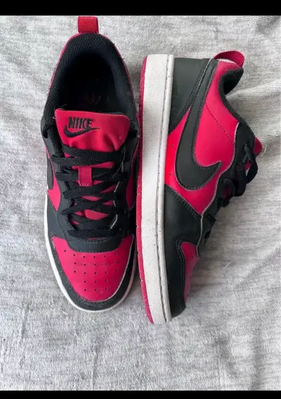 Zapatillas deportivas Nike rojas y negras - miniatura 1