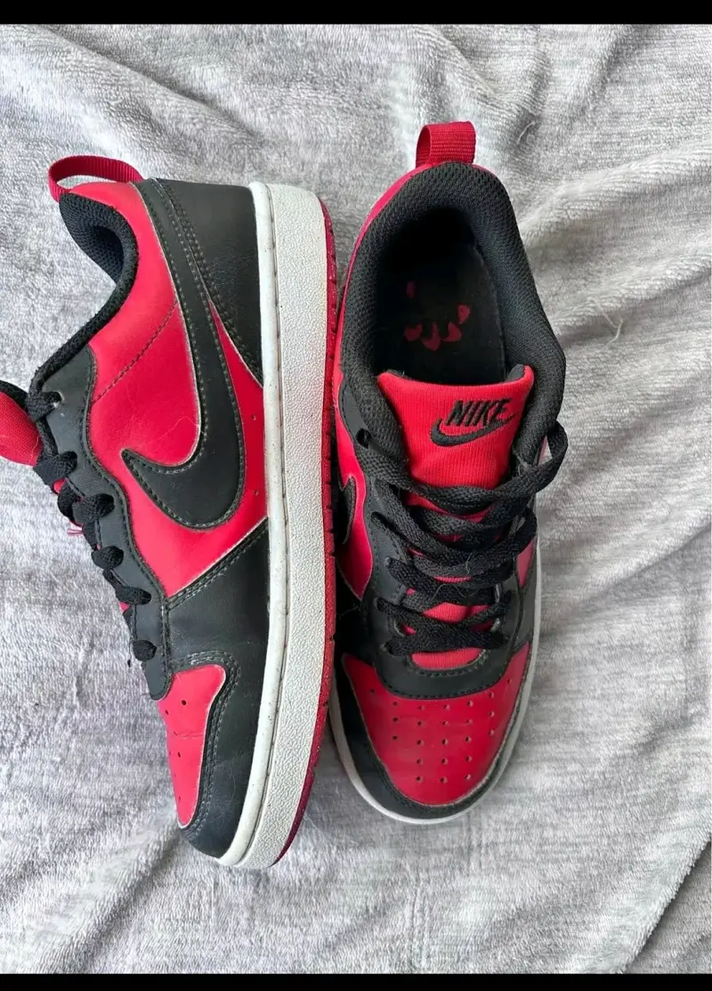 Zapatillas deportivas Nike rojas y negras - 2