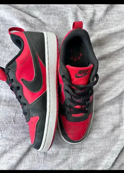 Zapatillas deportivas Nike rojas y negras - miniatura 2