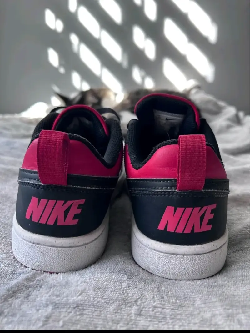 Zapatillas deportivas Nike rojas y negras - 3