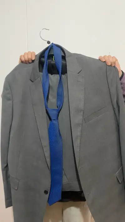 Traje gris Christian Lacroix con corbata azul - miniatura 1