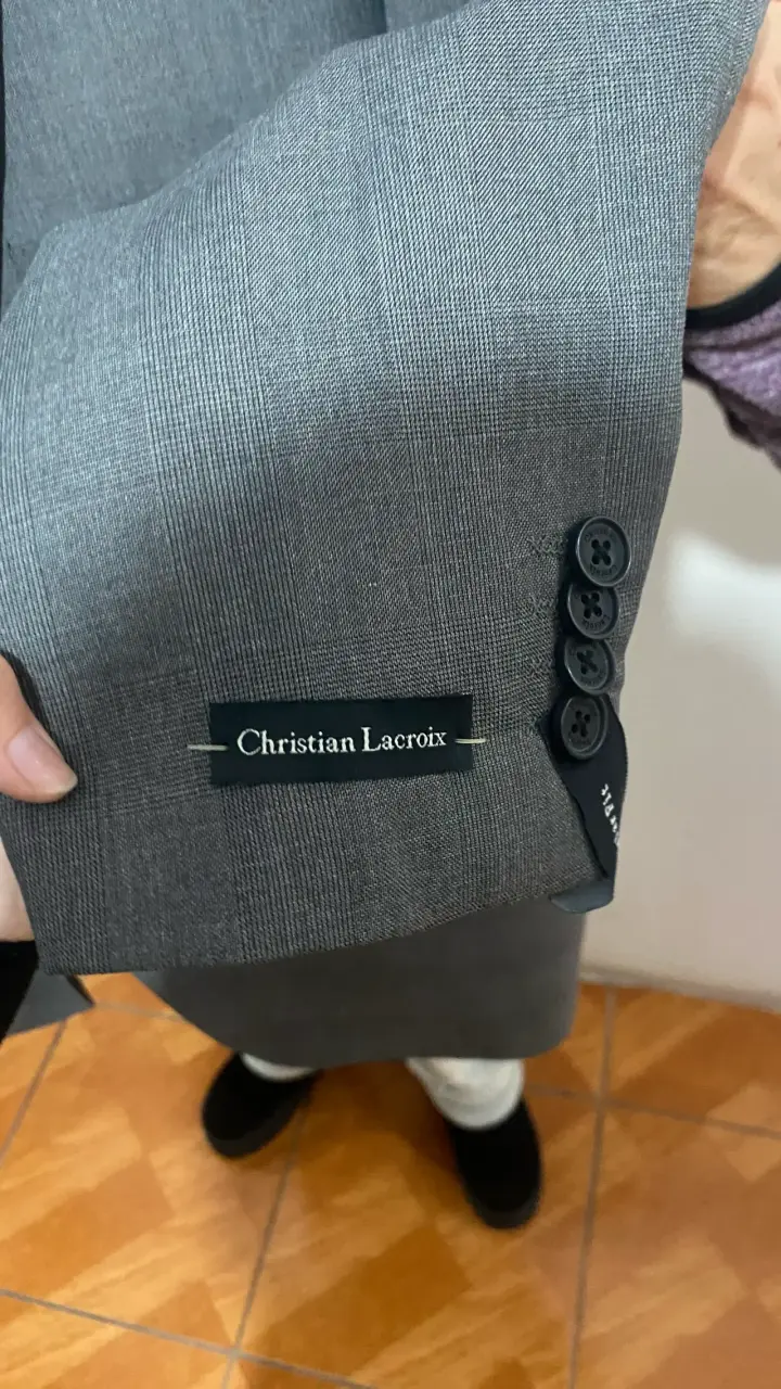 Traje gris Christian Lacroix con corbata azul - 3