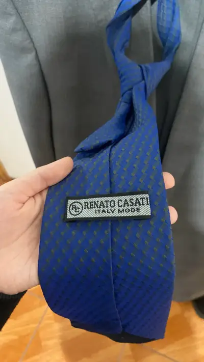 Traje gris Christian Lacroix con corbata azul - miniatura 4