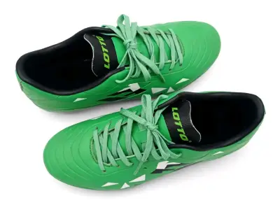 Zapatos de fútbol Lotto verdes con espinilleras - miniatura 1
