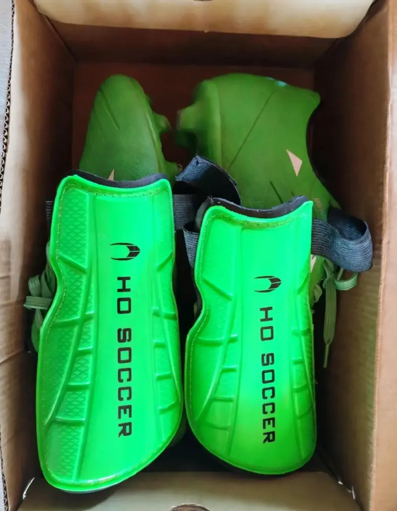 Zapatos de fútbol Lotto verdes con espinilleras - 2