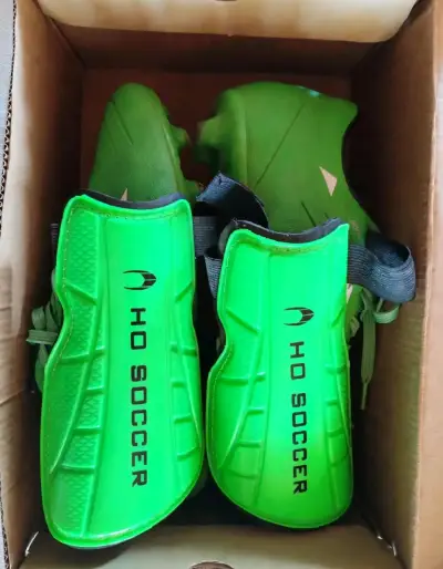 Zapatos de fútbol Lotto verdes con espinilleras - miniatura 2