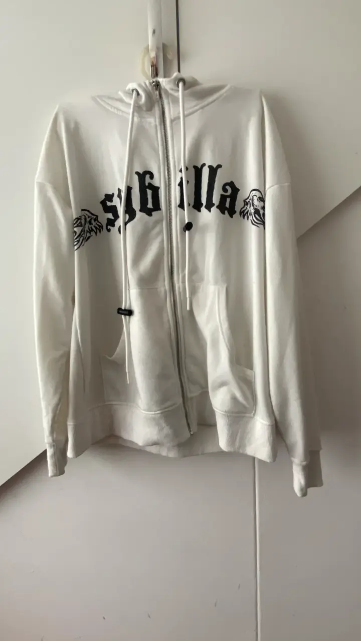 Polerón blanco con capucha y diseño Sybilla