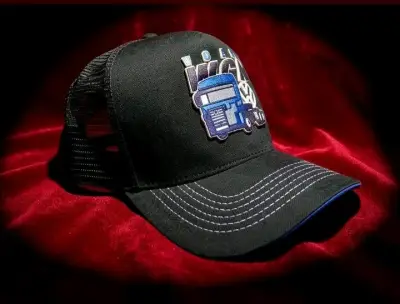 Gorra negra con diseño de camión y logo VW - miniatura 1