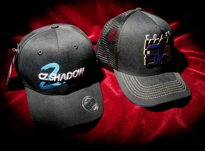 Gorra negra con diseño de camión y logo VW - 3