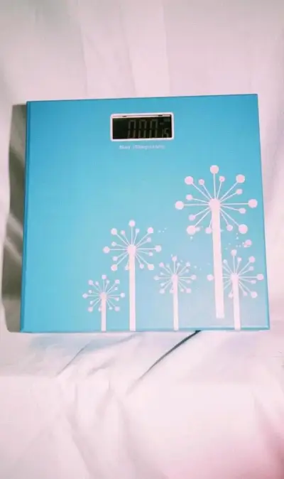 Balanza digital de baño azul con diseño floral - miniatura 1
