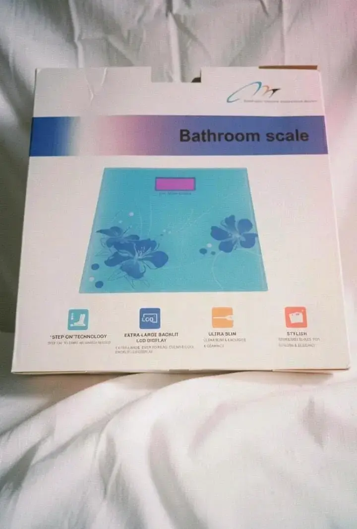 Balanza digital de baño azul con diseño floral - 2