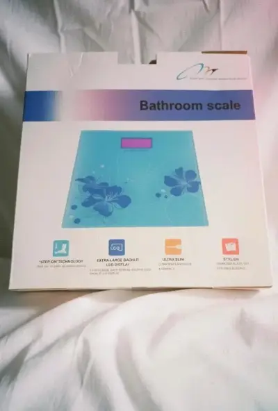 Balanza digital de baño azul con diseño floral - miniatura 2