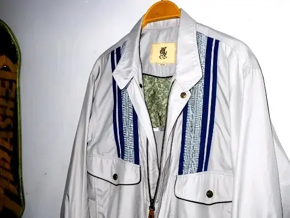 Chaqueta vintage gris con detalles azules - 2