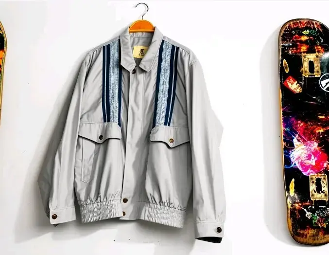 Chaqueta vintage gris con detalles azules - 4