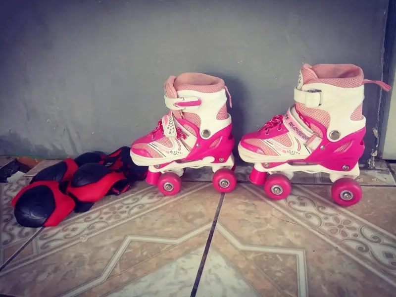 Patines de cuatro ruedas para niña con protecciones - 1