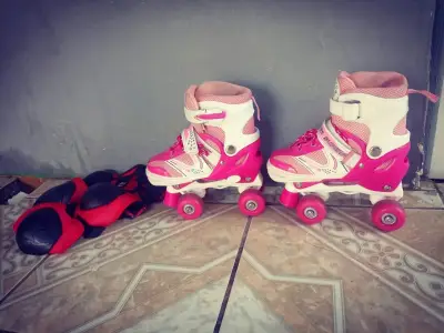 Patines de cuatro ruedas para niña con protecciones - miniatura 1