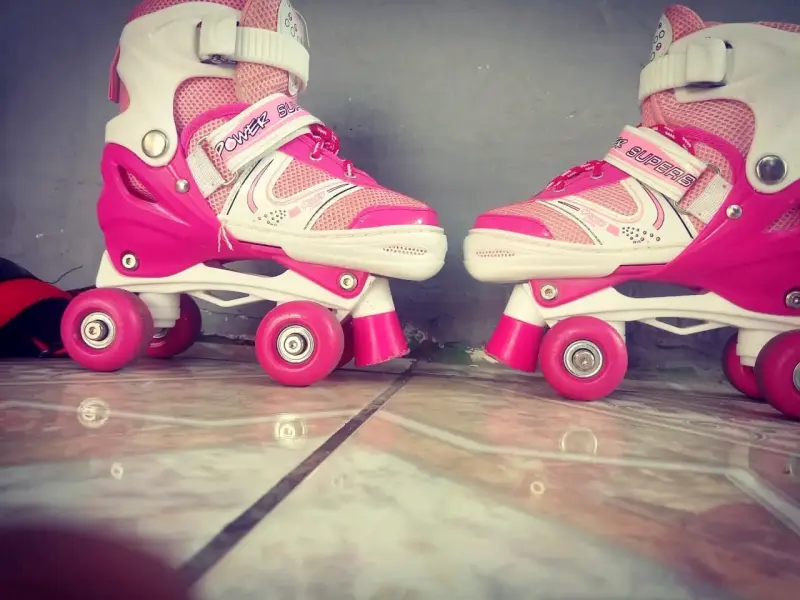 Patines de cuatro ruedas para niña con protecciones - 2