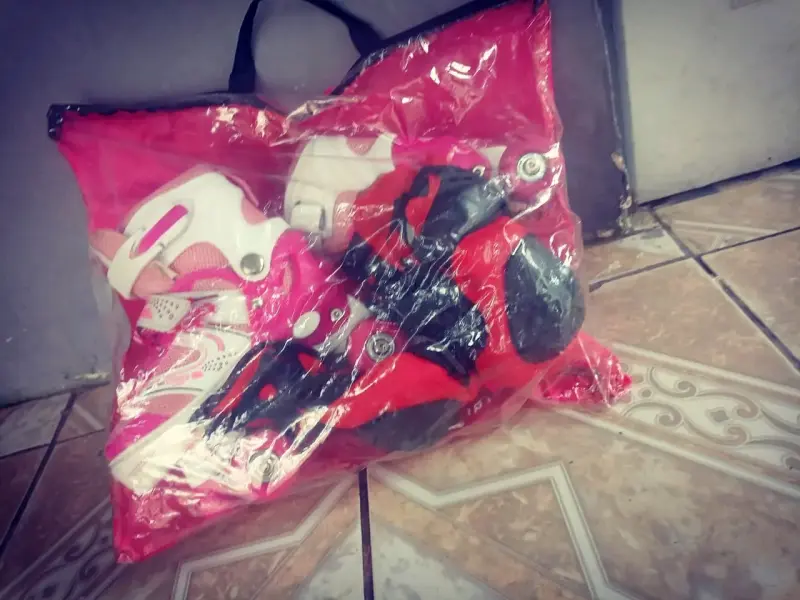 Patines de cuatro ruedas para niña con protecciones - 3