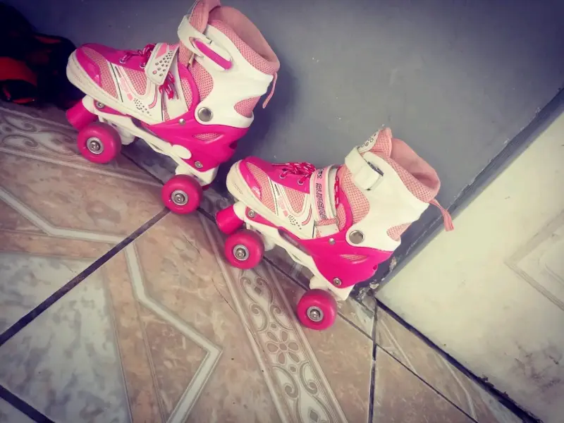 Patines de cuatro ruedas para niña con protecciones - 4