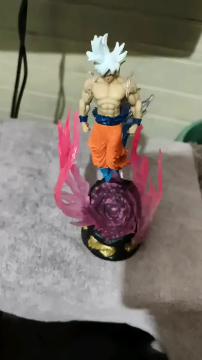 Figura de acción con luz LED de personaje anime go - miniatura 1