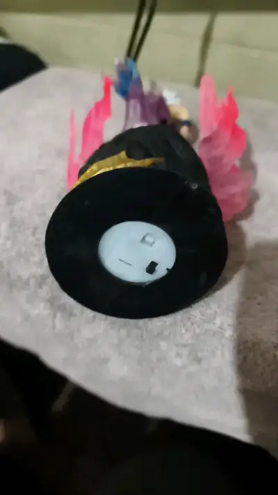 Figura de acción con luz LED de personaje anime go - miniatura 3