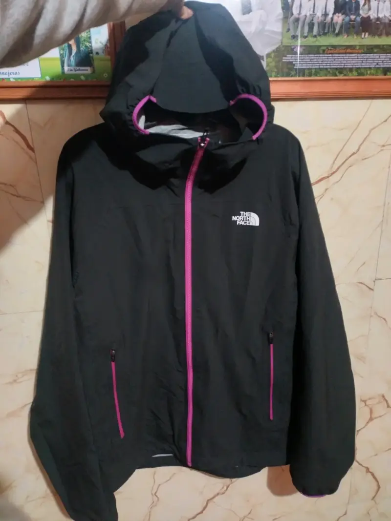 Chaqueta impermeable The North Face negra con detalles rosados - 1