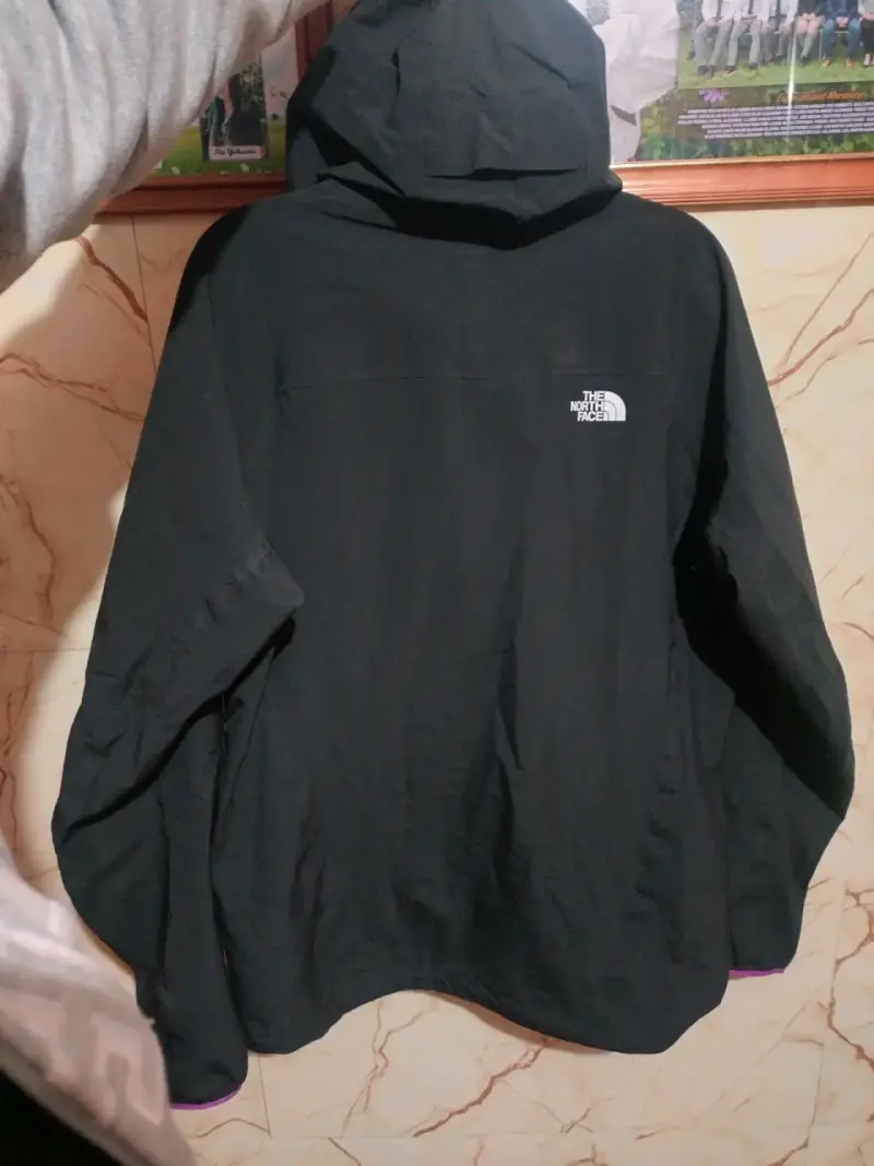 Chaqueta impermeable The North Face negra con detalles rosados - 2