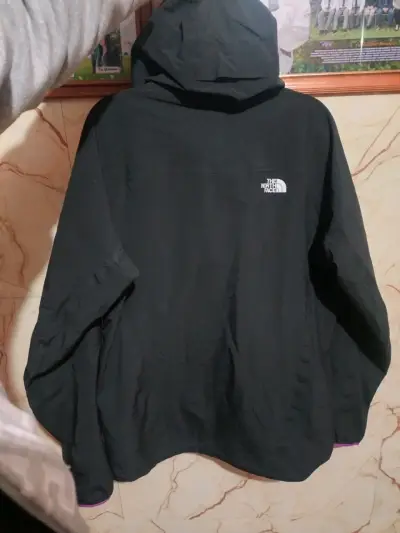 Chaqueta impermeable The North Face negra con detalles rosados - miniatura 2