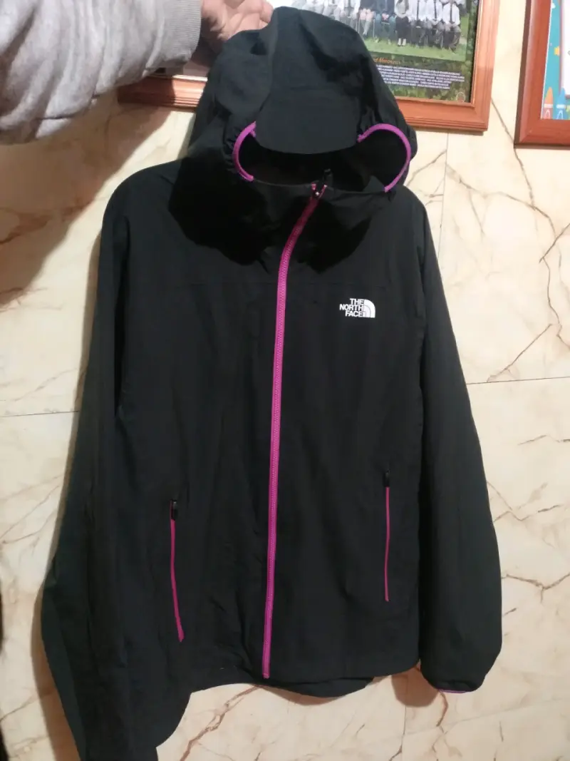 Chaqueta impermeable The North Face negra con detalles rosados - 3