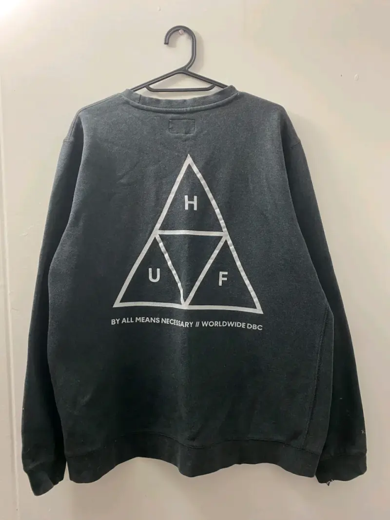 Polerón negro HUF con diseño gráfico - 1