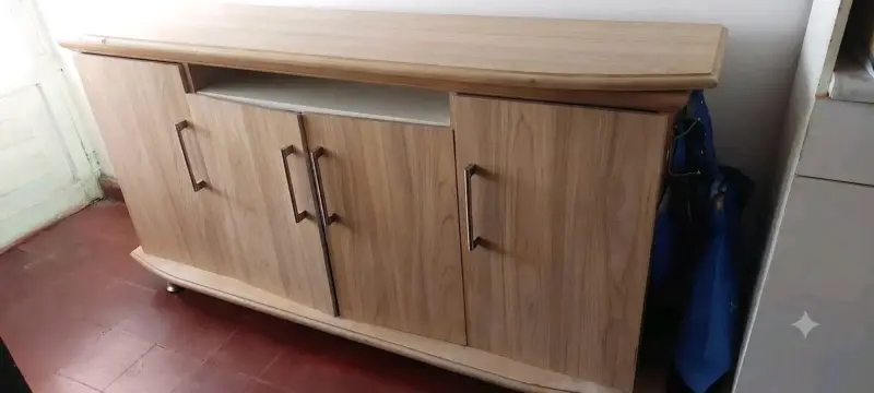Mueble de madera con puertas y estantes