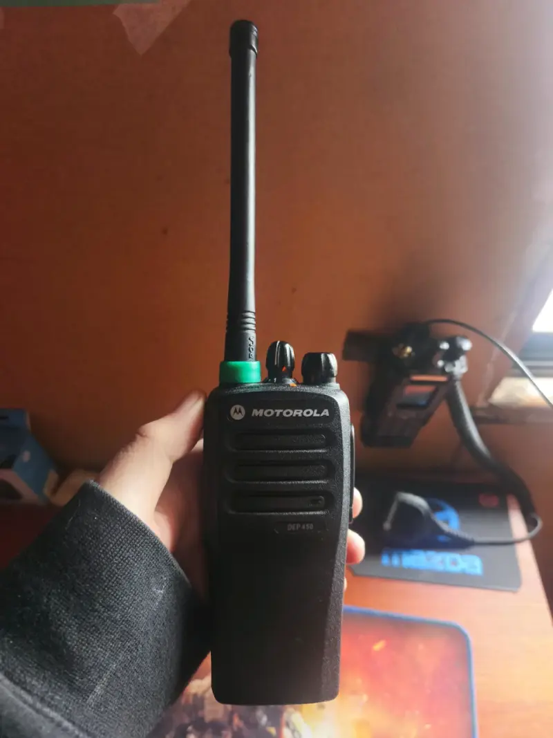 Radio portátil Motorola DEP 450 en buen estado - 1