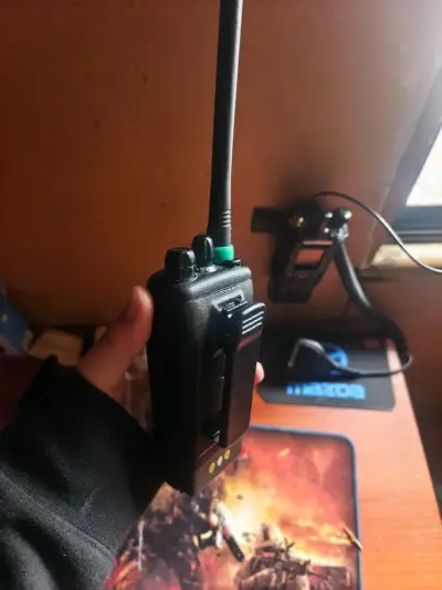 Radio portátil Motorola DEP 450 en buen estado - miniatura 2