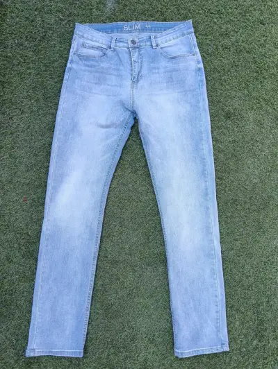 Jeans slim fit celeste para hombre - miniatura 1