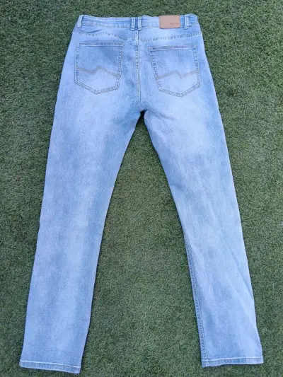 Jeans slim fit celeste para hombre - miniatura 2