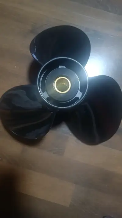 Hélice de motor fuera de borda negra - miniatura 1