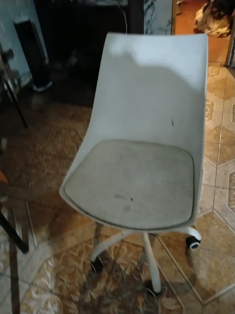 Silla de oficina blanca con ruedas