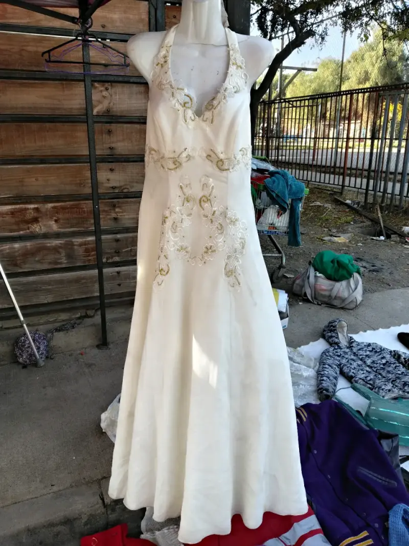 Vestido de novia blanco con bordados florales