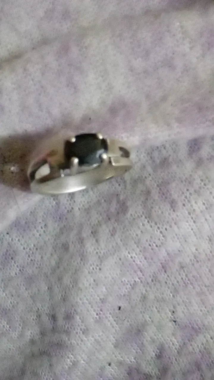 Anillo de plata con piedra negra