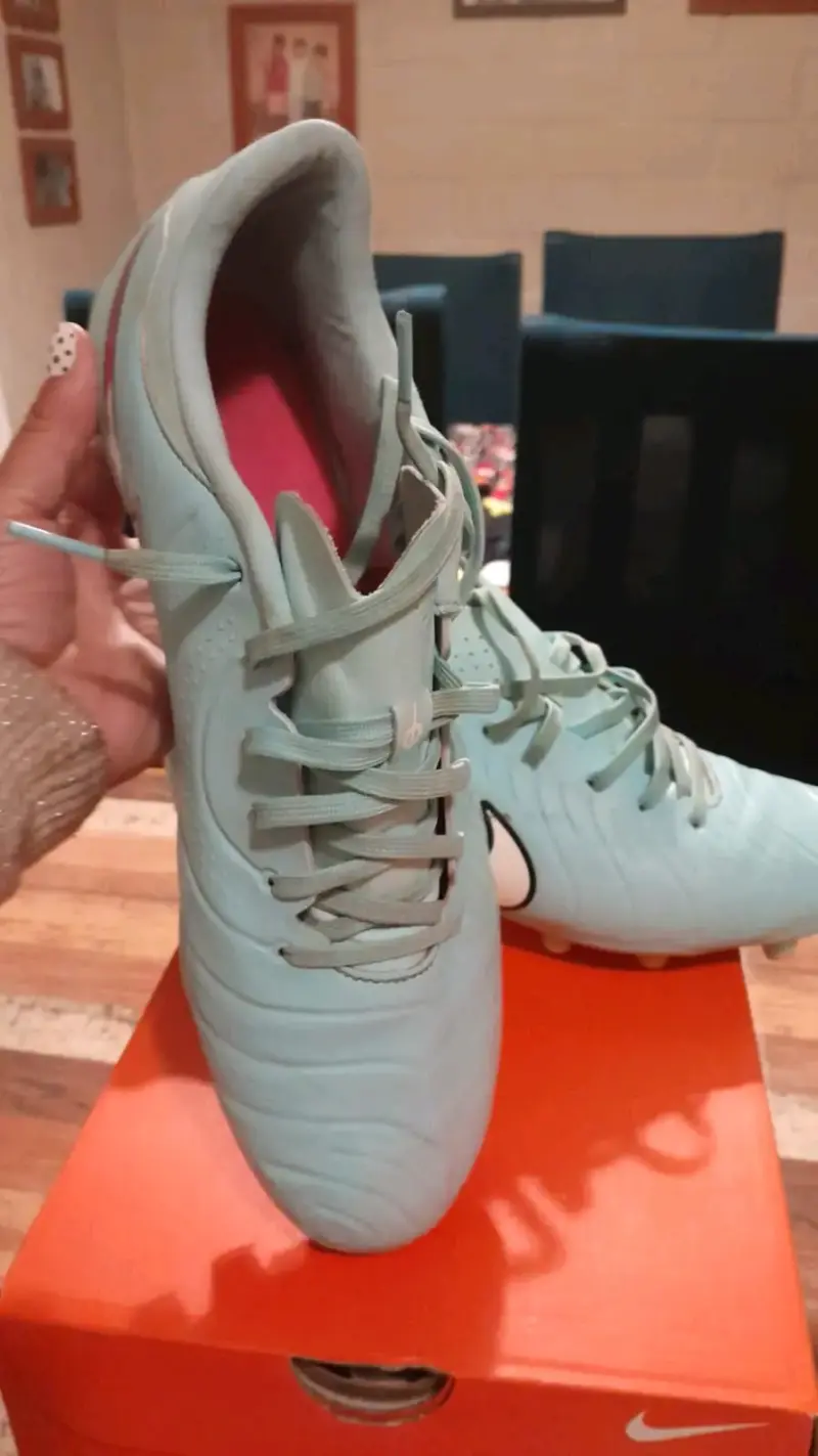 Botines de fútbol Nike celestes para hombre - 2